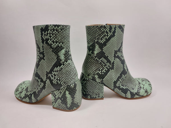 Ankle boots w green print