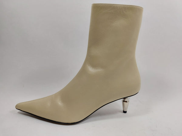 Spike boots in light beige