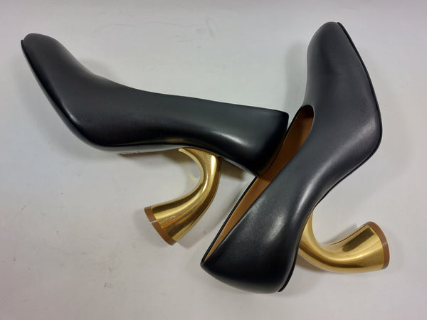 Black pumps on bronze heel