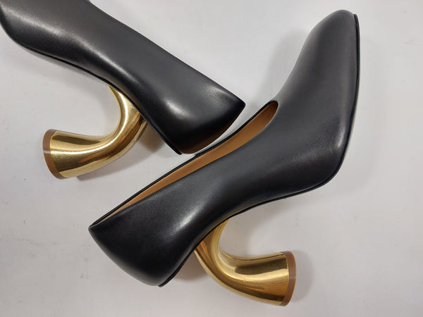 Black pumps on bronze heel