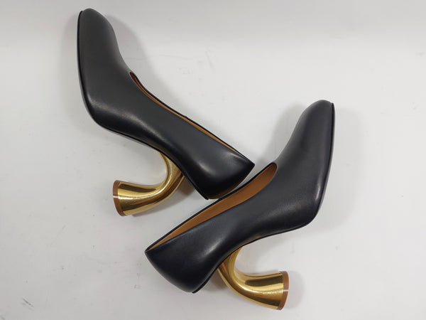 Black pumps on bronze heel