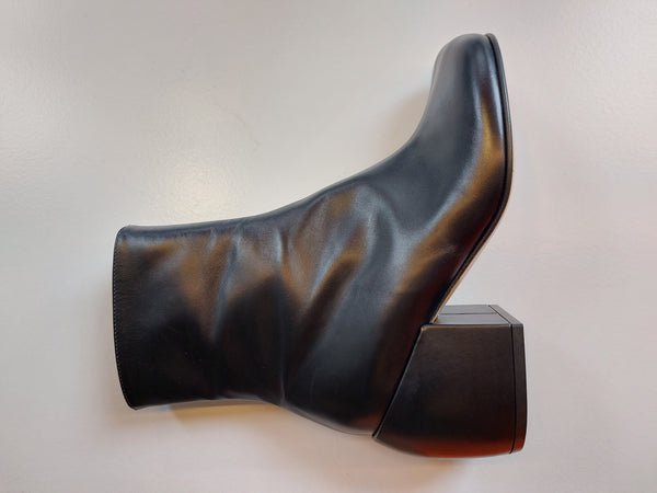 Ankle boots on chunky heel in black