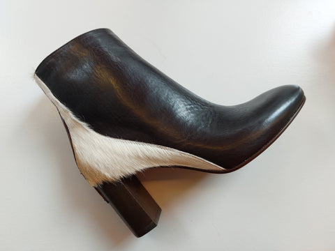 Ankle bootie in black on wooden heel