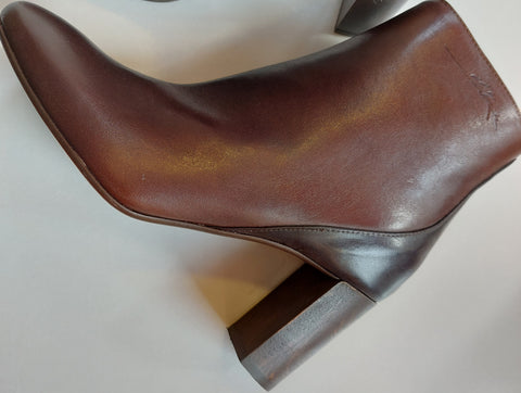 Ankle bootie in brown and black on wooden heel