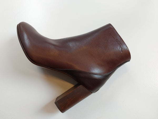 Ankle bootie in brown and black on wooden heel