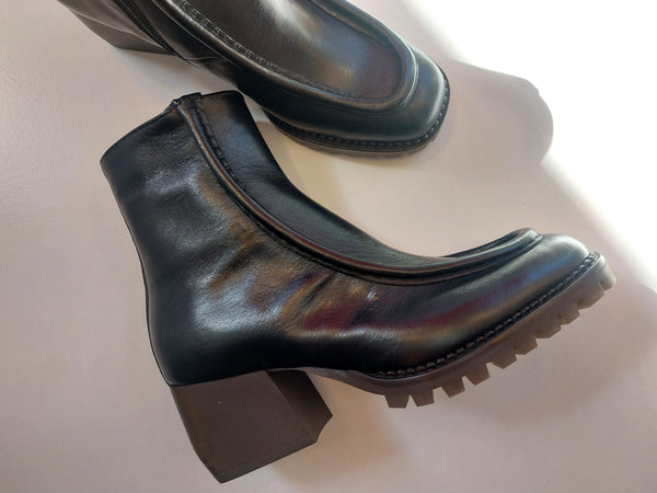 Ankle boots in black on solid heel