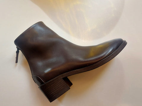 Booties on low heel w zip at the back in brown