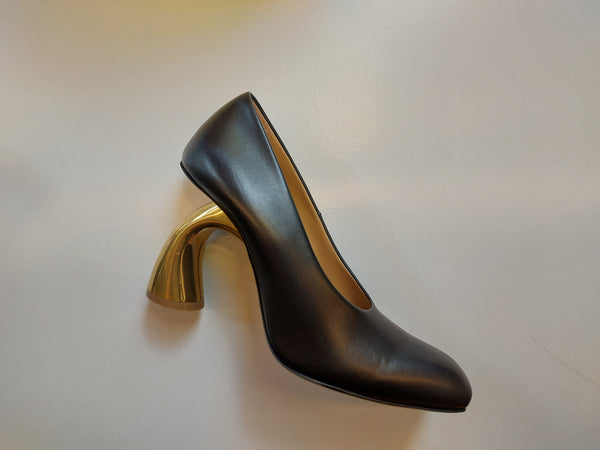 Pumps in black with old gold heel