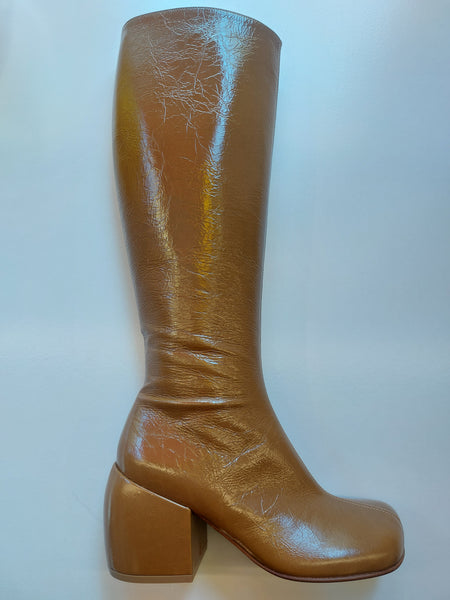 Knee high boots in colour tan