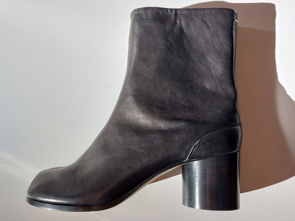 Tabi boots in black on mid heel