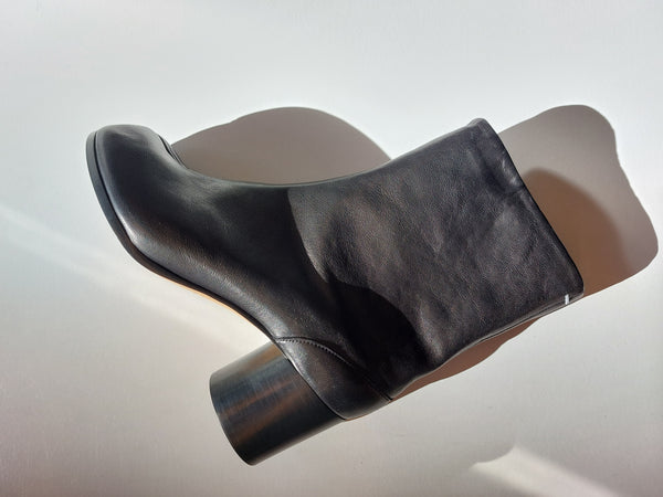 Tabi boots in black on mid heel