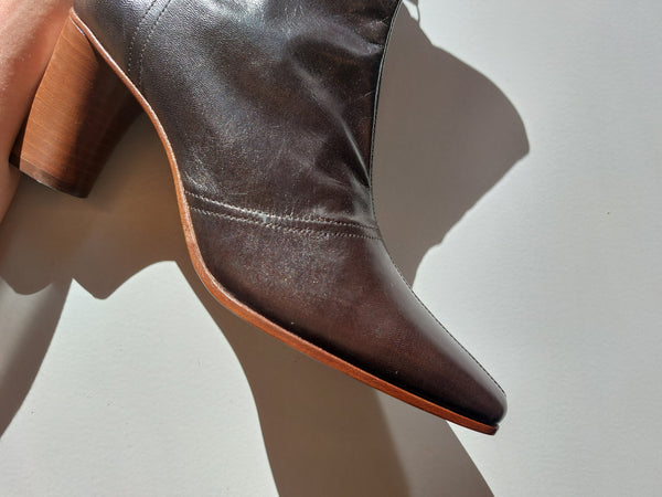 Boots in dark brown