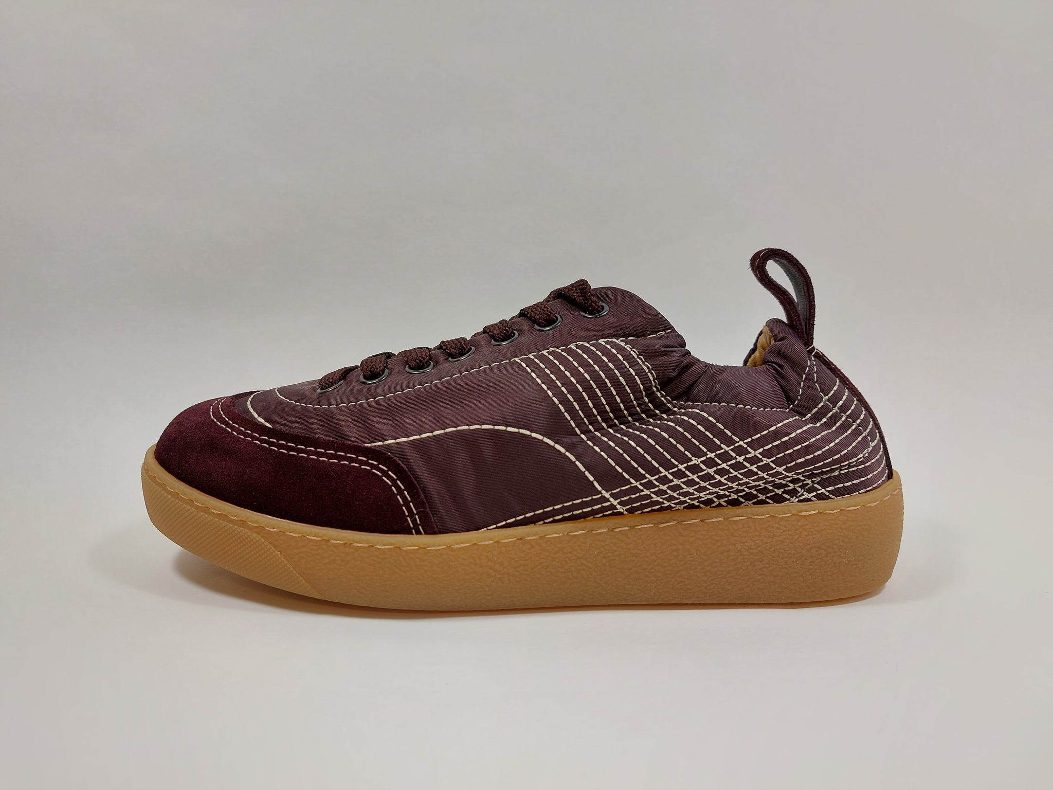 Trainers in burgundy