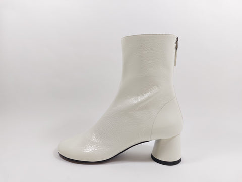 Glove boots in off-white
