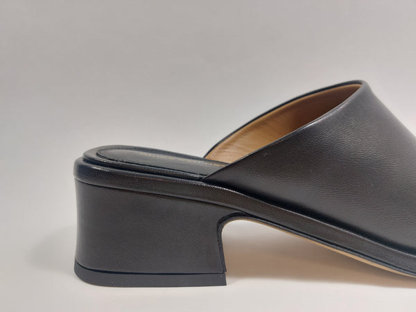 Mule sandal on mid heel in black