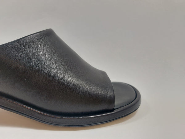 Mule sandal on mid heel in black