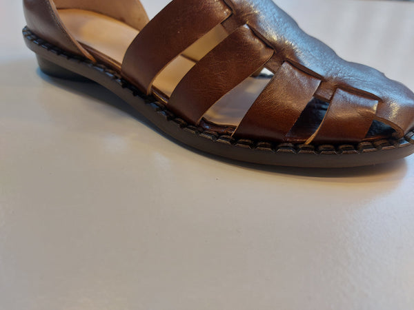 Sandals on low heel in light brown