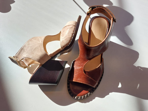 Sandal on mid heel in caramel brown