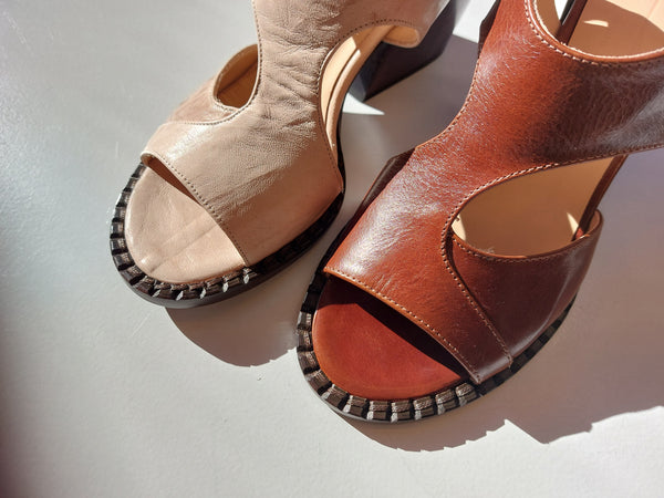Sandal on mid heel in marbled beige