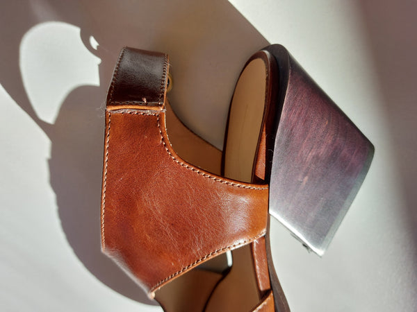 Sandal on mid heel in caramel brown