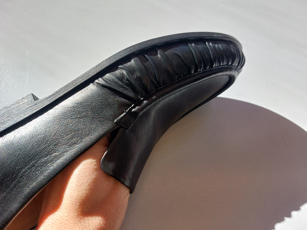 Mocassin with pleats in black