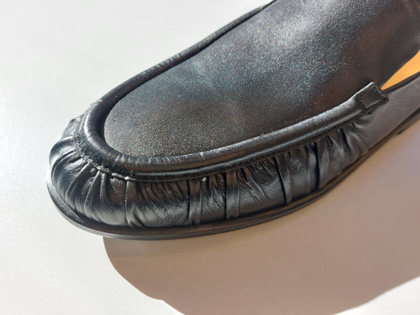 Mocassin with pleats in black