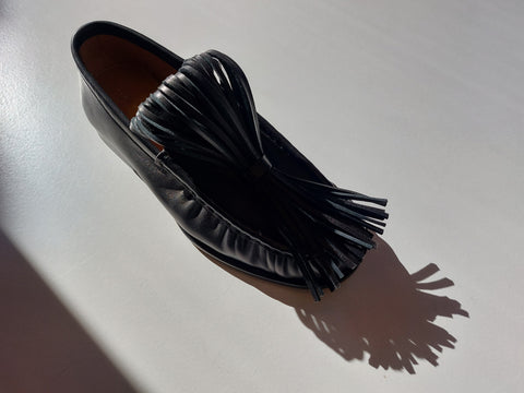 Loafer with fringes in black
