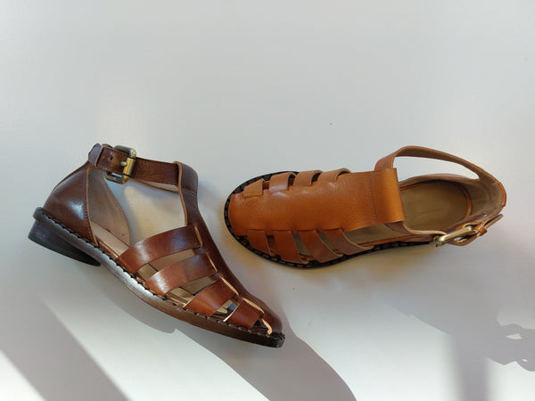 Sandals on low heel in caramel