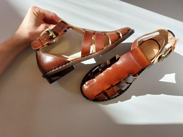 Sandals on low heel in light brown