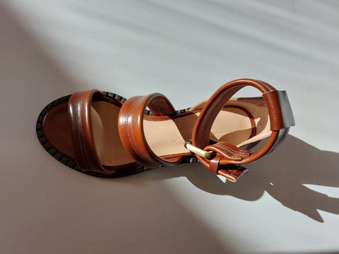Open sandals in light brown