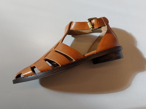 Sandals on low heel in caramel