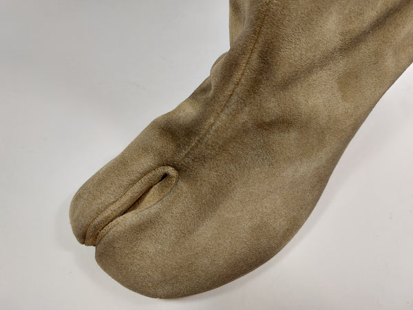 Tabi boots on mid heel in suede