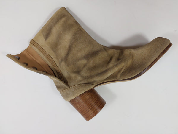 Tabi boots on mid heel in suede
