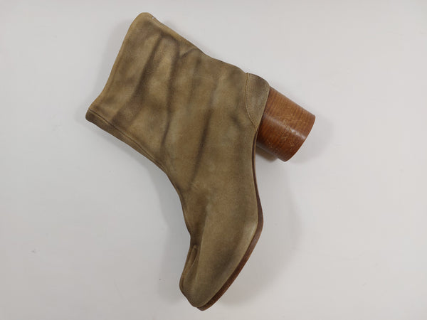 Tabi boots on mid heel in suede