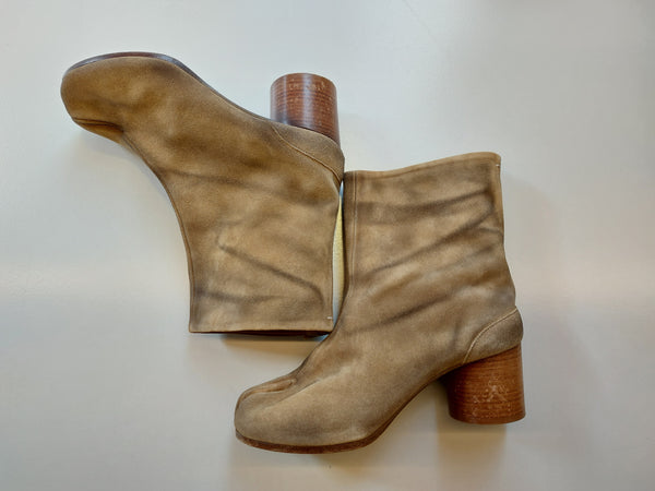 Tabi boots on mid heel in suede