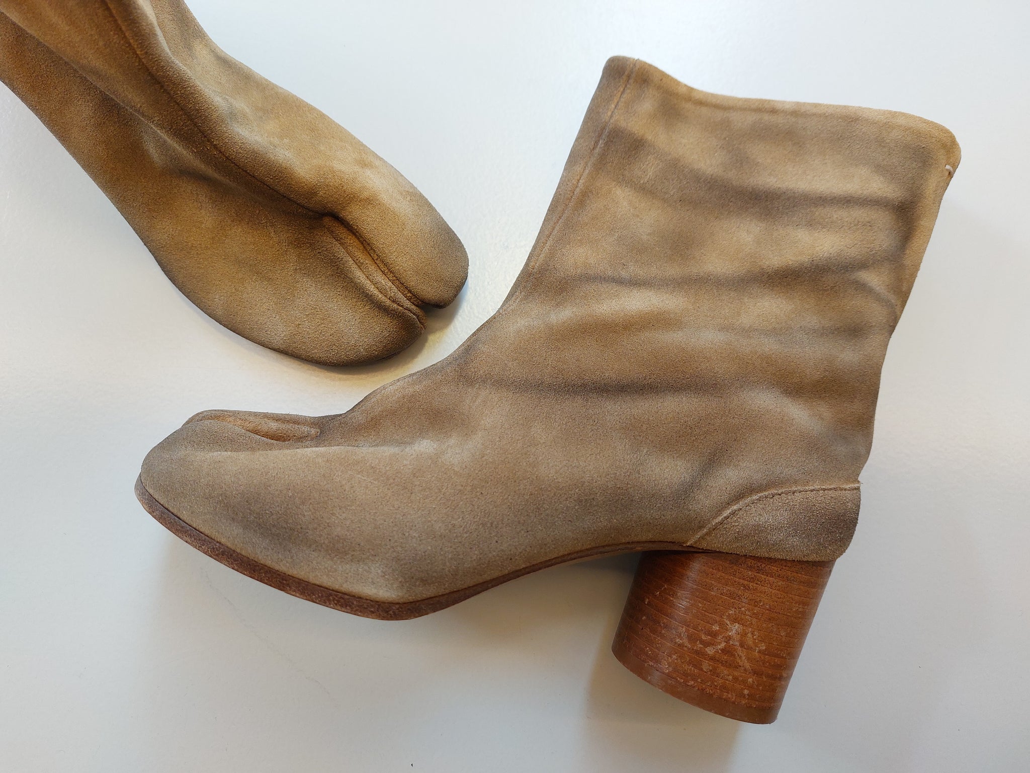 Tabi boots on mid heel in suede