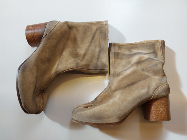 Tabi boots on mid heel in suede