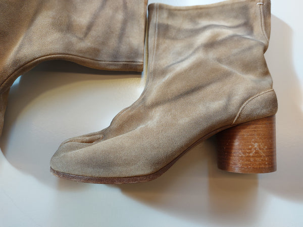 Tabi boots on mid heel in suede