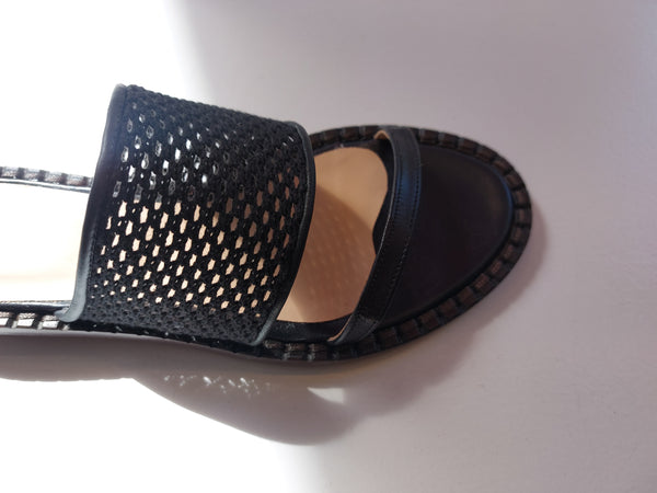 Sandals on low heel in black