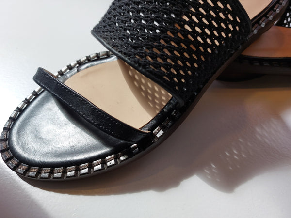 Sandals on low heel in black