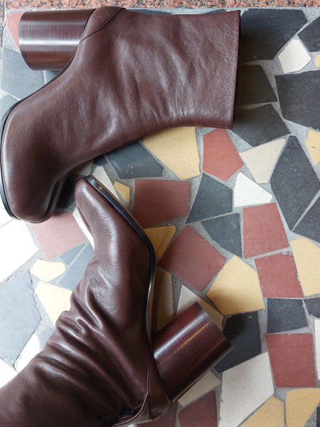 Tabi boots on classic heel in dark brown