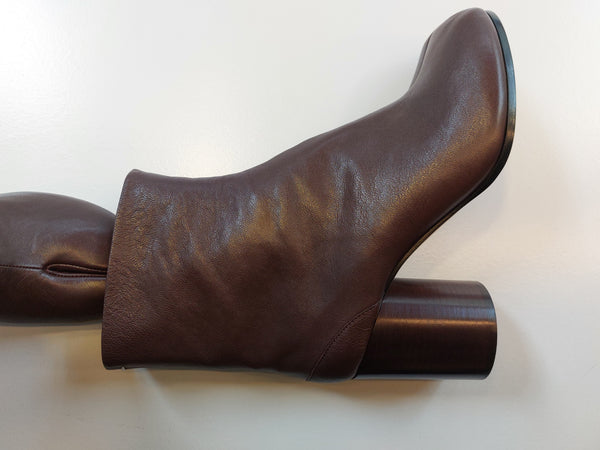 Tabi boots on classic heel in dark brown