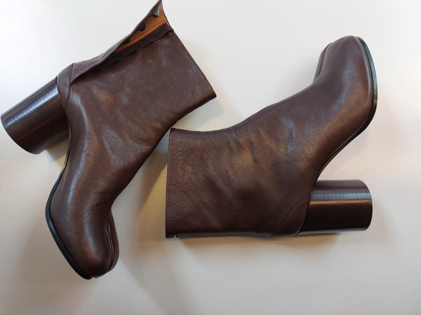 Tabi boots on classic heel in dark brown