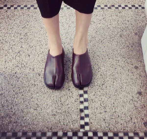 Slip-on Tabi flats in burgundy