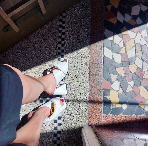 Twist Sandal with hidden chain in white