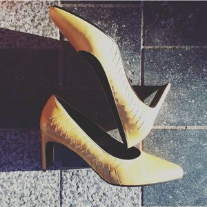 Pumps in mustard yellow