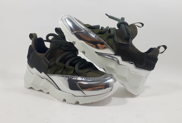 Runner in khaki and silver