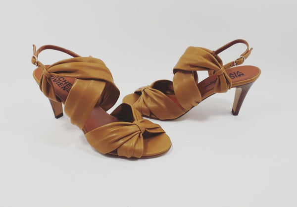 Heeled sandal in colour cigare