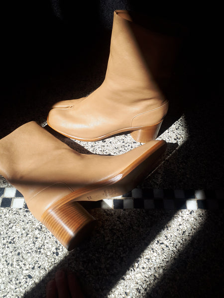 Tabi boots with 5 cm heel in beige