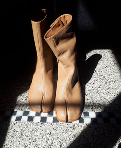 Tabi boots with 5 cm heel in beige